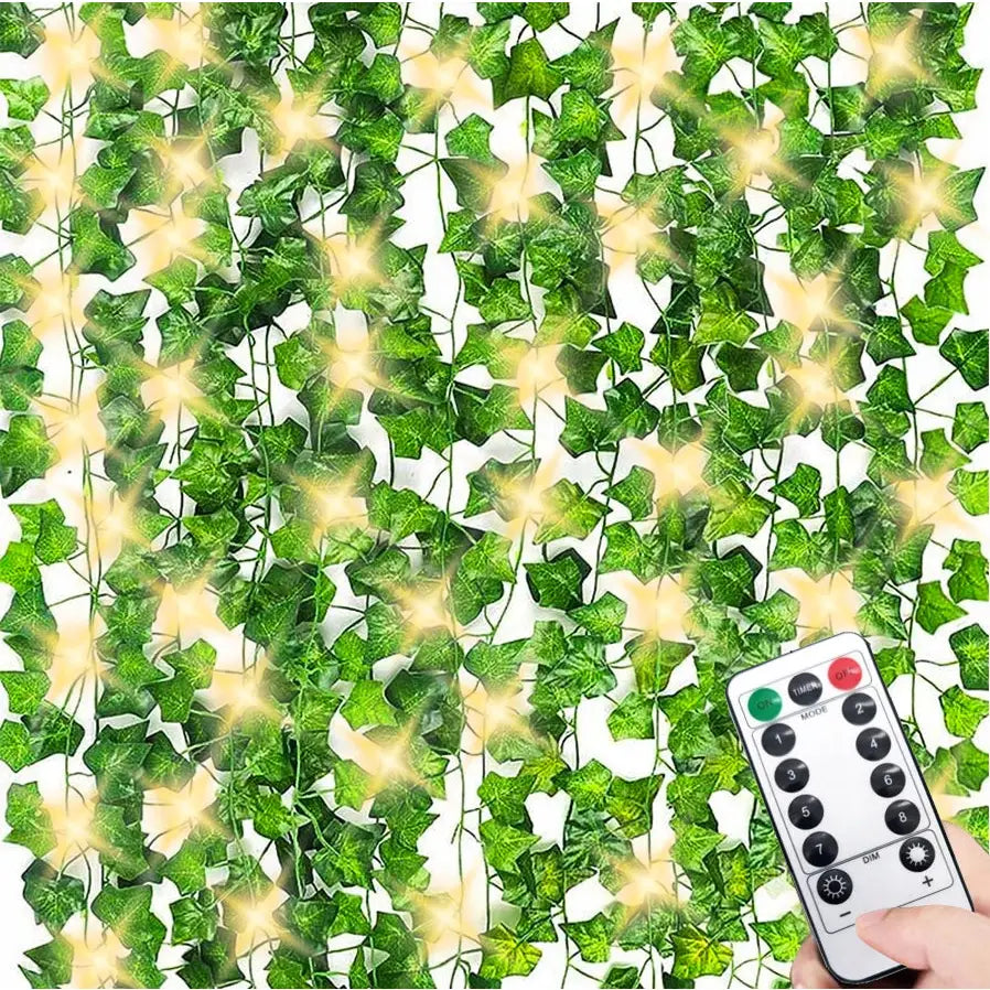 Kunstig eføy girlander med integrerte varme LED-lys, fjernkontroll vises i høyre hjørne mot hvit bakgrunn.