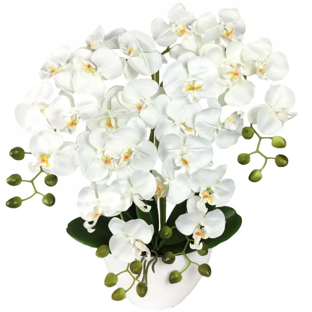 Kunstig orkidé i potte, store hvite blomster med gule detaljer, grønne knopper og mørkegrønne blader.