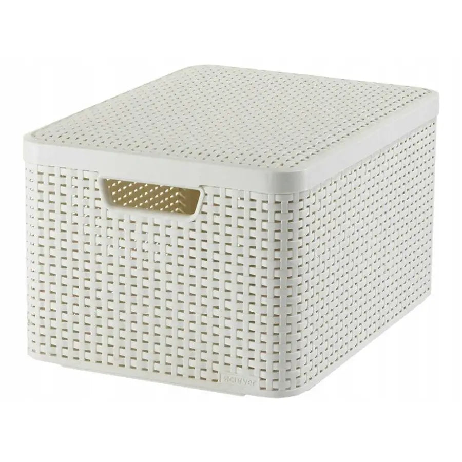 Kurv med lokk Curver Rattan Style i kremfarget plast, flettemønstret og sett fra skrå vinkel med synlig håndtak.
