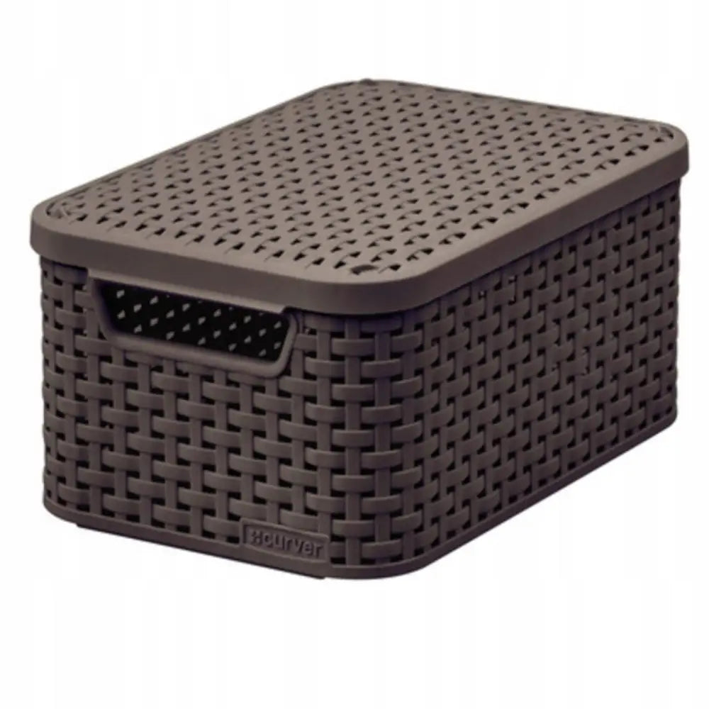 Kurv med lokk Curver Rattan Style S, mørk brun plastboks med flettemønster og håndtak sett fra skrå vinkel.