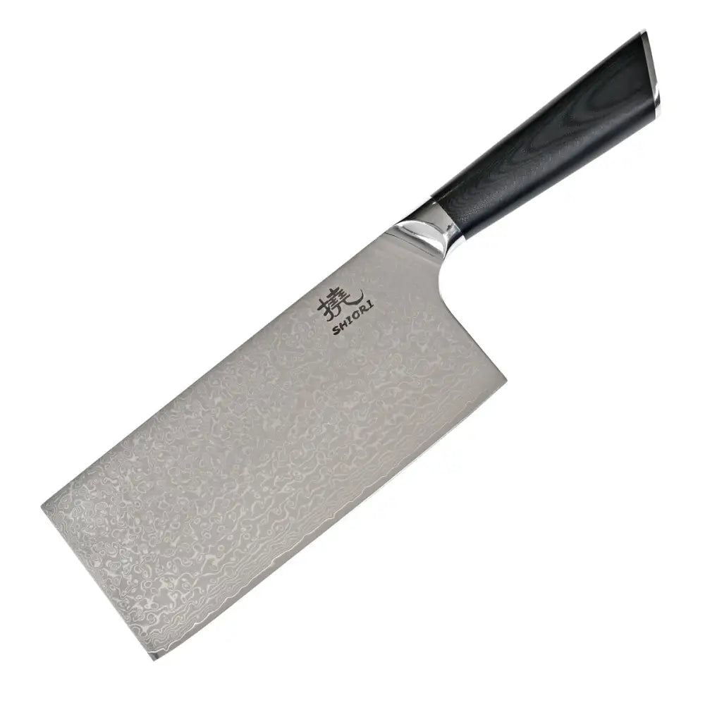 Damaskus kokkekniv med bredt blad og sort ergonomisk håndtak, sett i skrå vinkel mot hvit bakgrunn.