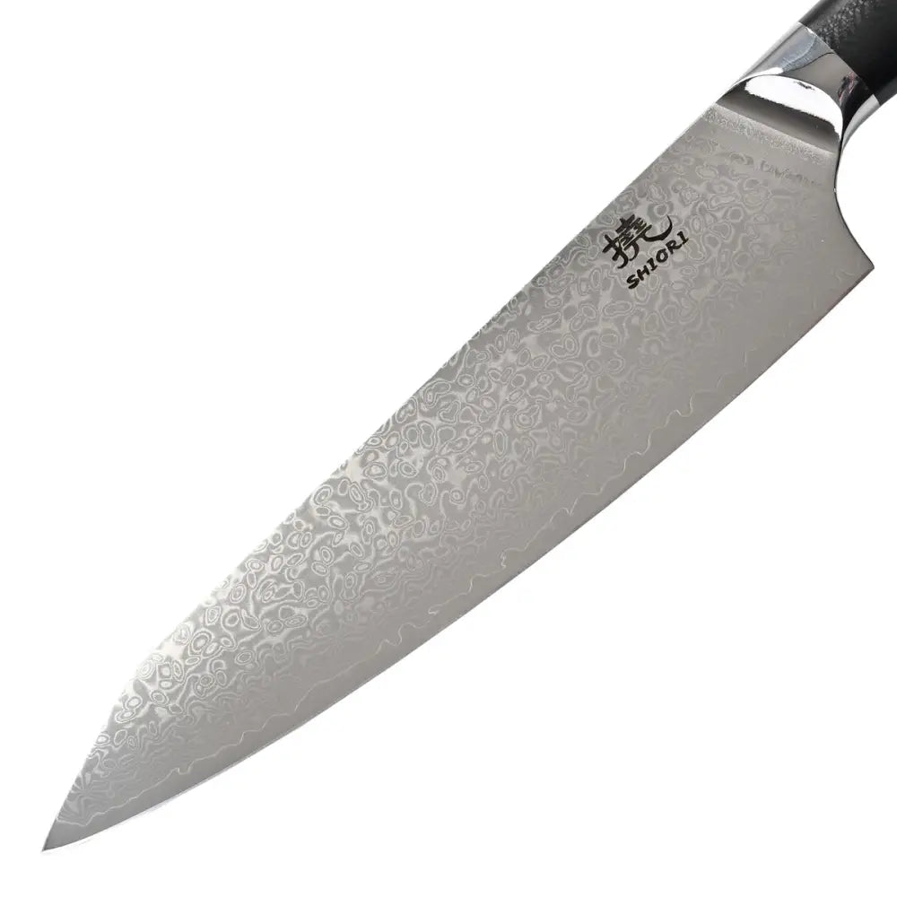 Shiori Hiashi Sifu kniv, detaljert nærbilde av damaskmønstret blad og synlig inngravert logo.