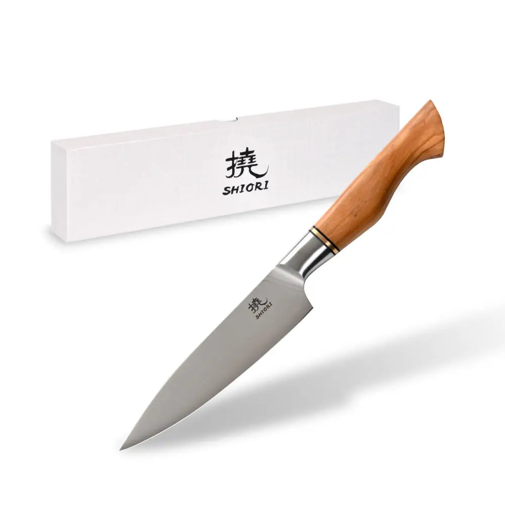 Kokkekniv Shiori 撓 – Shibuki Murō med blankt blad og lyst treskaft, levert med hvit eske bak.
