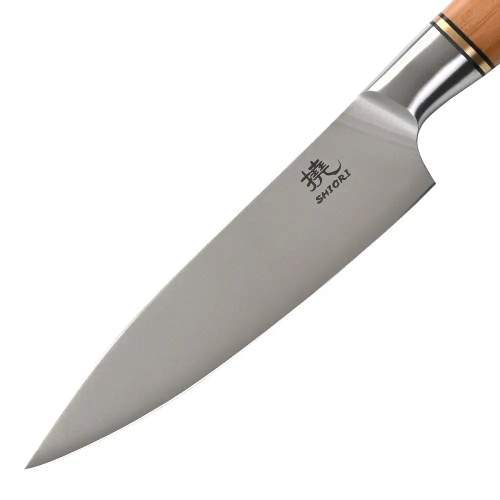 Kokkekniv Shiori, sideprofil med japanske tegn og SHIORI-tekst på bladet, lyst og mørkt håndtak.