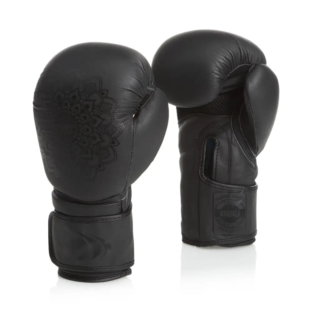Sorte boksehansker Mandala Black i skinn, skrå vinkel med mønster på knoke og brede borrelåslukkinger.