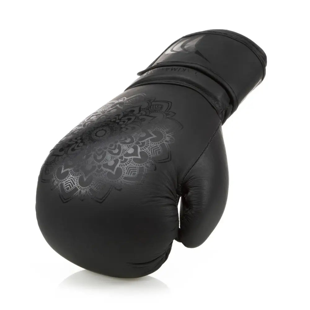 Sort boksehanske for kvinner med glanset mandala-mønster, detaljert visning av dekor og borrelåslukking.