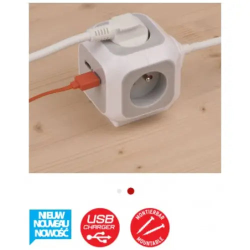 Lader USB ALEA-Power 4-veis, skrå oversiktsbilde med tilkoblede ledninger og synlig USB-port på lyst trebord.