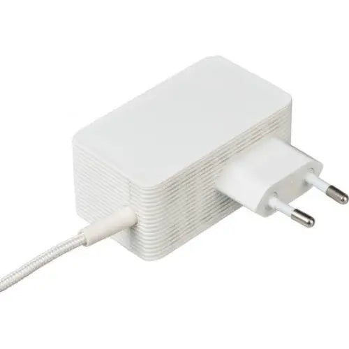 USB-lader estilo stal, hvit nettadapter med EU-kontakt og teksturert overflate, ledning tilkoblet venstre side.