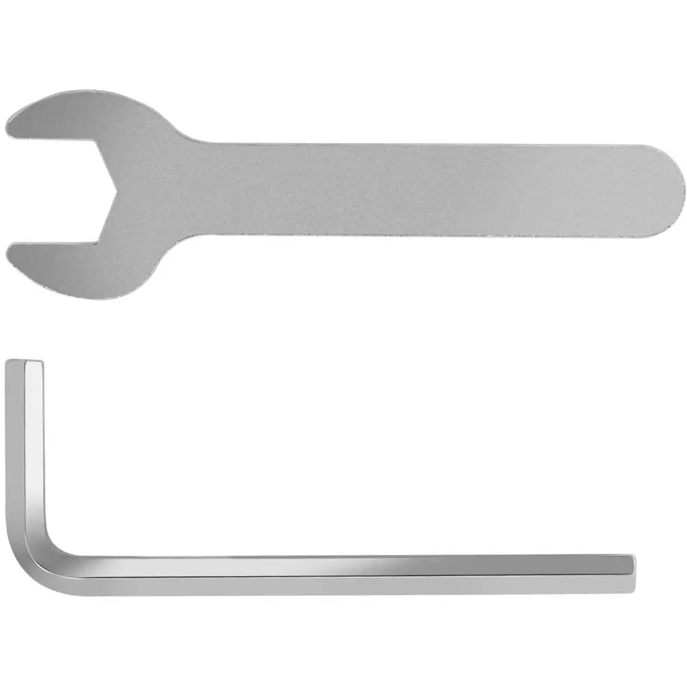 Fastnøkkel og L-formet unbrakonøkkel i metall, sett ovenfra på hvit bakgrunn, begge verktøy synlige.