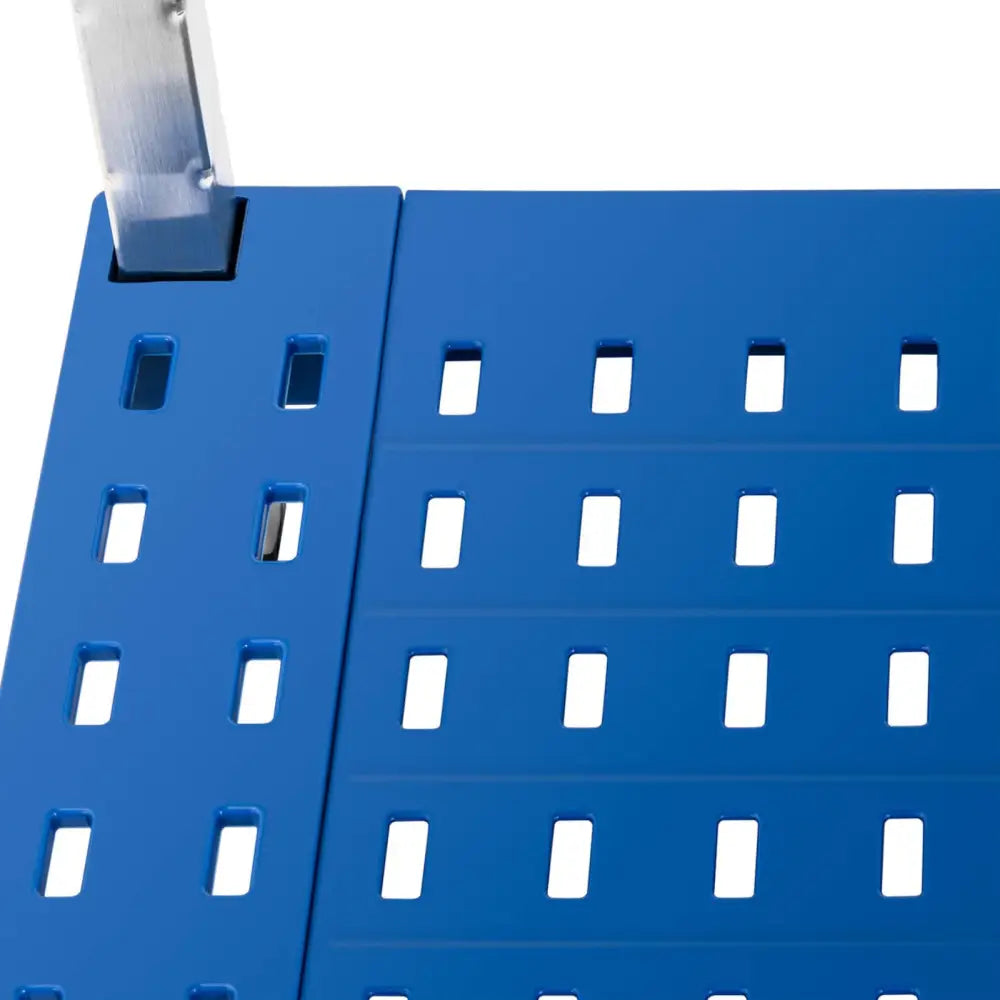 Blå lagerhylle, nærbilde av perforert metallhylle med rektangulære hull og aluminiumssøyle i hjørnet.