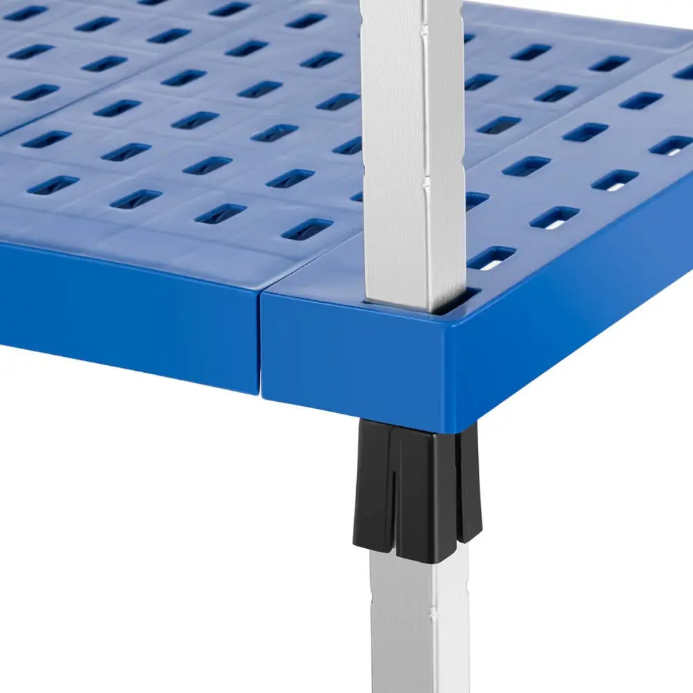 Lagerhylle med blå perforert hylleplate, sølvfarget ben og sort plastfot i detaljert nærbilde.