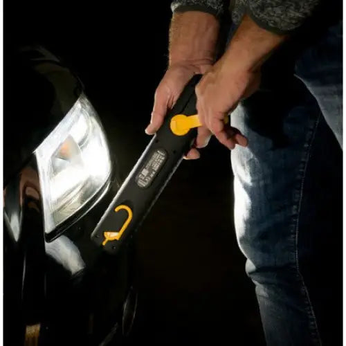 Lampe batteri LED 300lm med dynamo, holdes foran billykt i mørket, viser krok og håndtak tydelig.