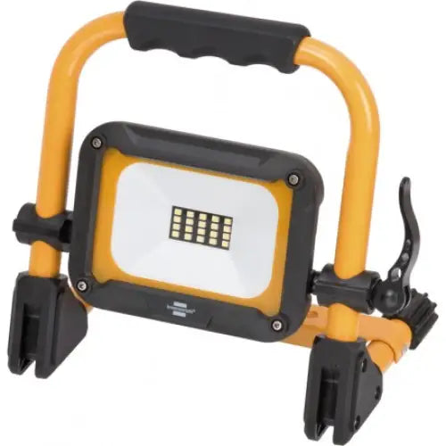 Bærbar LED arbeidslampe i sort og gul, frontvisning med synlig LED-panel, robuste støttebein og gummiert bærehåndtak.