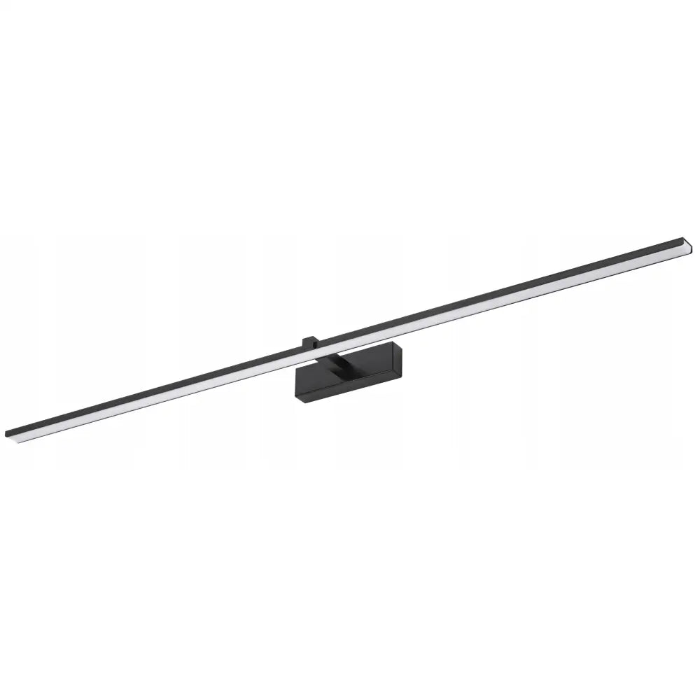 Lampe over speil Venus, svart vegglampe i moderne rektangulær design sett fra skrå vinkel mot hvit bakgrunn.