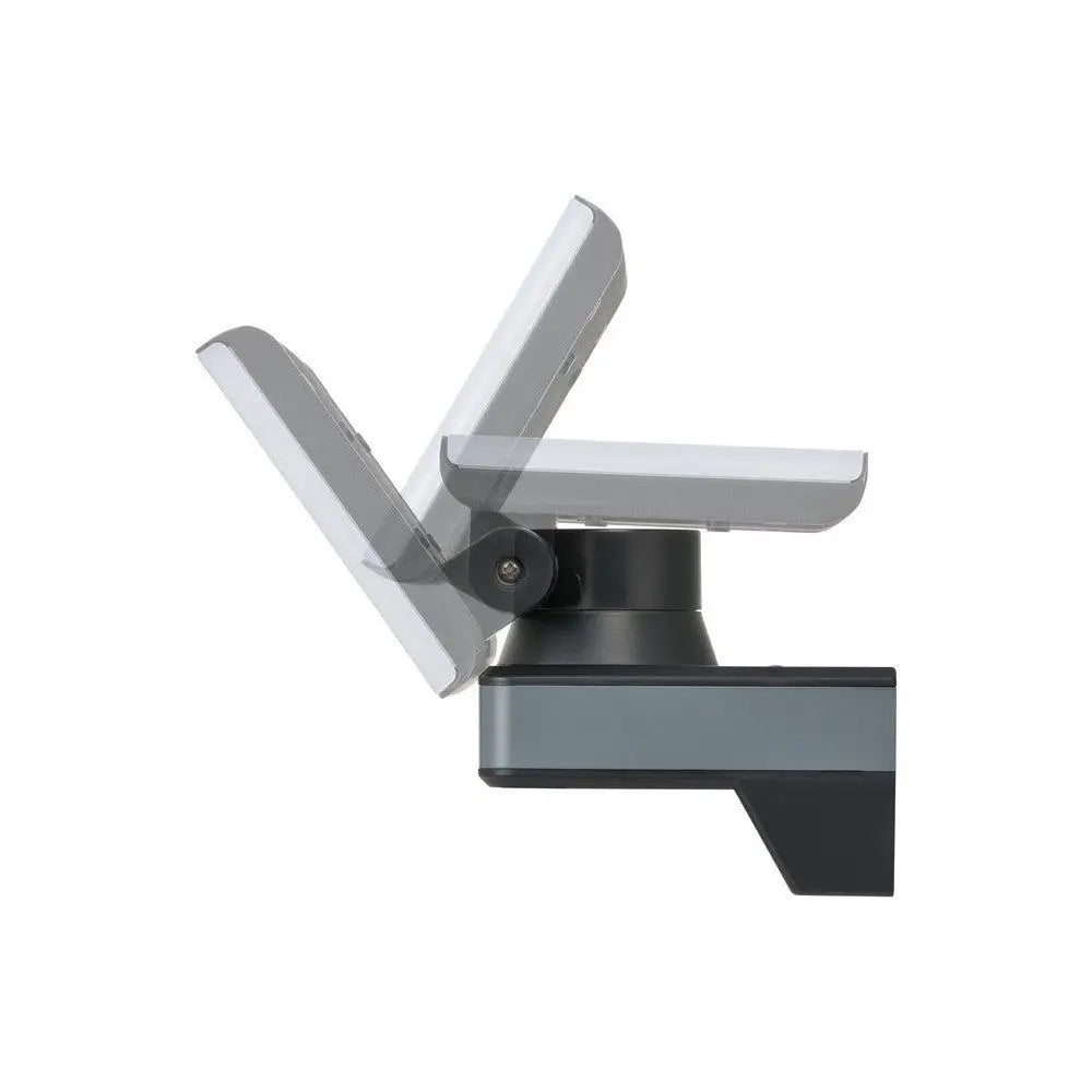 Lampe med WiFi, justerbar arm i metall og plast, sidevisning som viser flere mulige posisjoner.