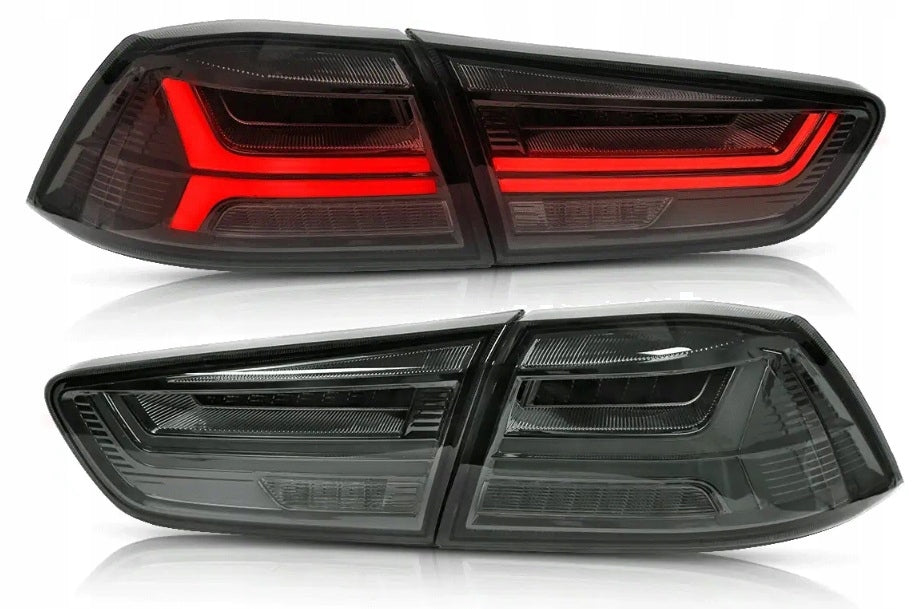 Røkfargede Evo X-baklykter vist ulyst, mørkt glass med svart innmat.