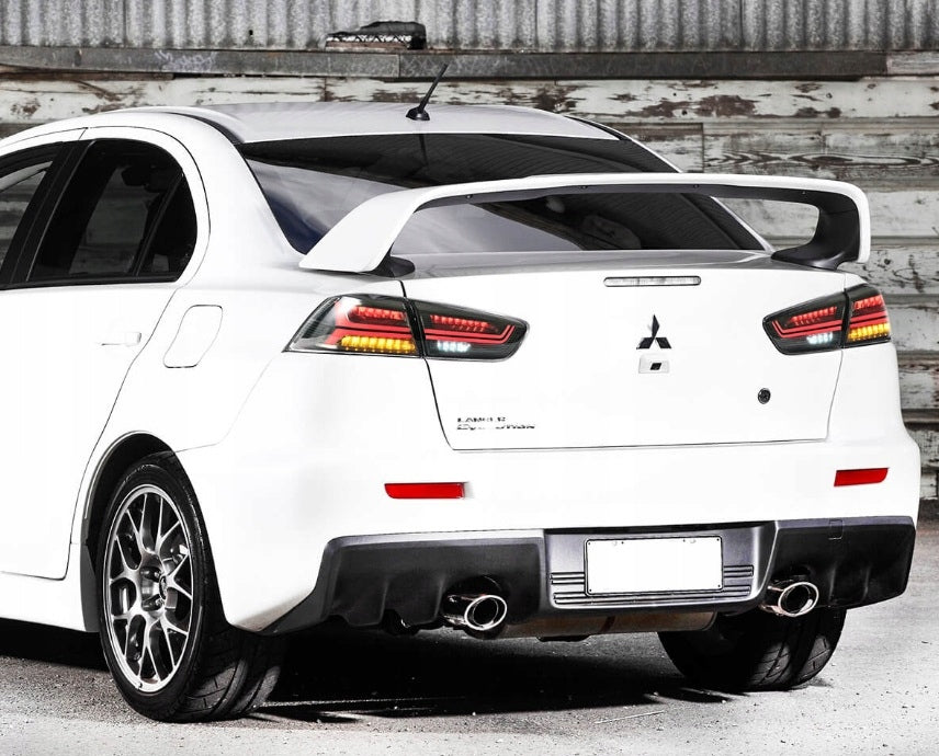 Hvit Lancer Evo bakfra med smoke LED-baklykter montert.
