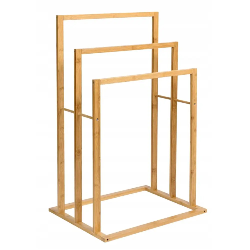 Laos bambusstativ med tre kroker, lyst treverk i ulike høyder sett fra siden mot fronten.