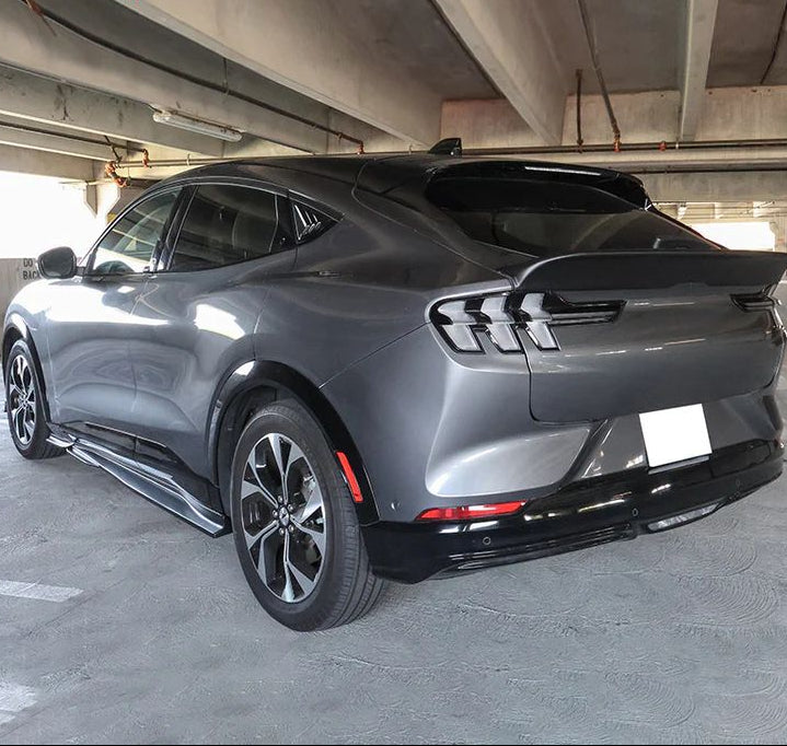 Ikon Motorsports Mustang Mach‑E høyglans svart sideskjørt