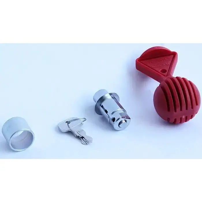 Lås AL-KO AK 301 351+ Safety Ball, sett med fire deler inkludert nøkkel og rødt plasthåndtak fra skrå vinkel.