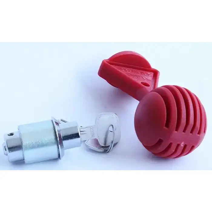 Lås AL-KO AK 301 351 med rød Safety Ball, skråvisning av lås, nøkkel og plastdel på hvit bakgrunn.