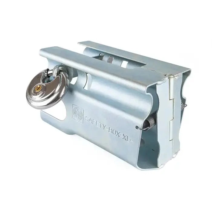 Låsesystem for kroklåsen Winterhoff Albe Safety-BOX XL, skråvisning med rund hengelås på venstre side.