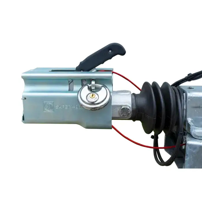 Låsesystem for kroklåsen, sidebilde av Safety-BOX XL med hengelås og sort håndtak over tilhengerkobling.