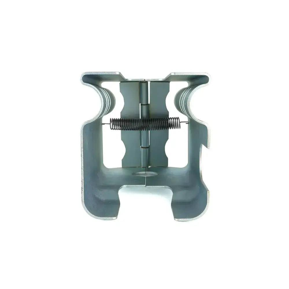 Låsesystem for kroklåsen, tverrsnitt av grå metallprofil med horisontal metallfjær synlig mot hvit bakgrunn.