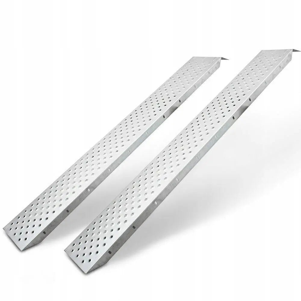Lasteramper sett, to sølvfargede metallramper med perforert overflate og små hull for sikkert grep.