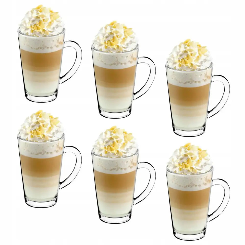 Latteglass med skjeer, seks glass fylt med lagdelt kaffe og krem, sett forfra med tydelige hanker.