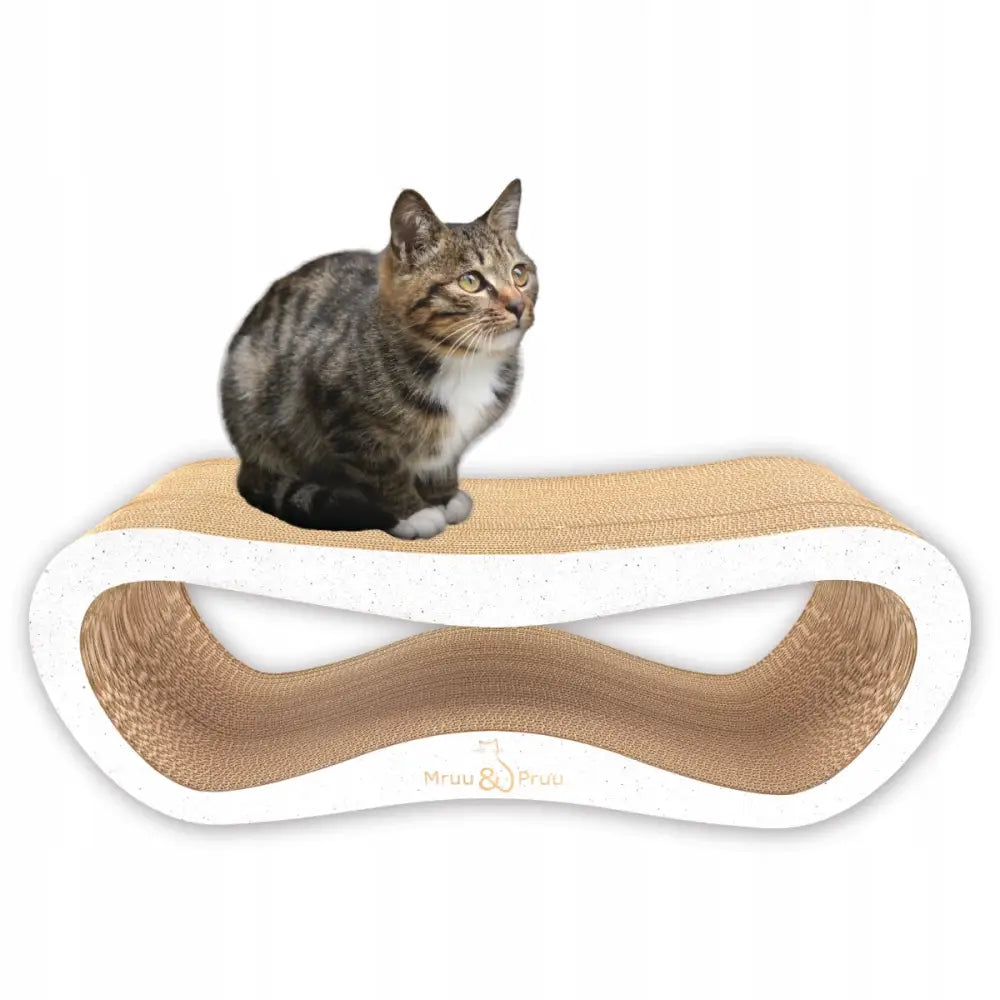 Lavt klorestativ Mruu&Pruu Leon, brun og hvit katt hviler oppå bølgeformet pappklorestokk med hvite kanter, sett fra siden.