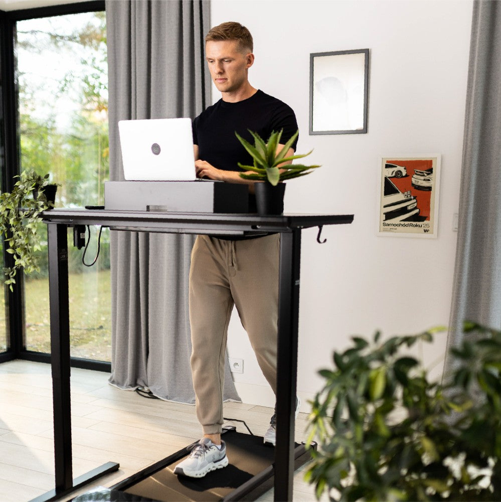 Svart herdet glassbord Mark Adler Leader 8.5 – nærbilde av overflate