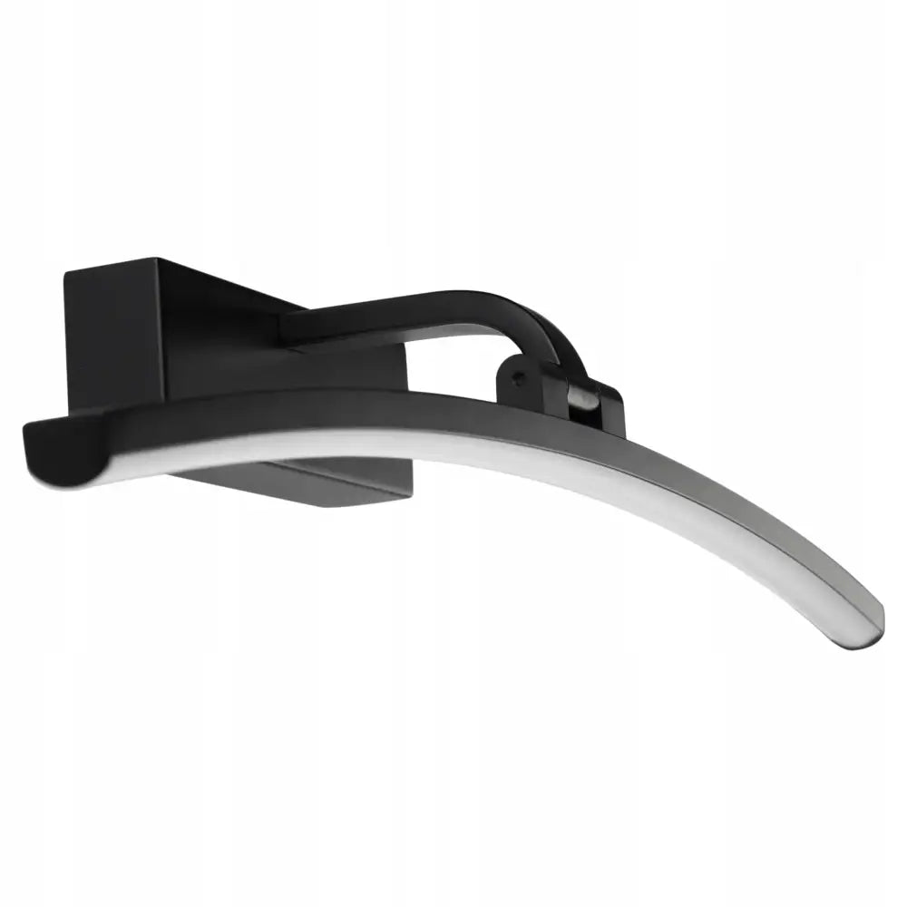LED-baderomsvegglampe med svart metall og buet matt hvit front, sett skrått nedenfra på hvit bakgrunn.