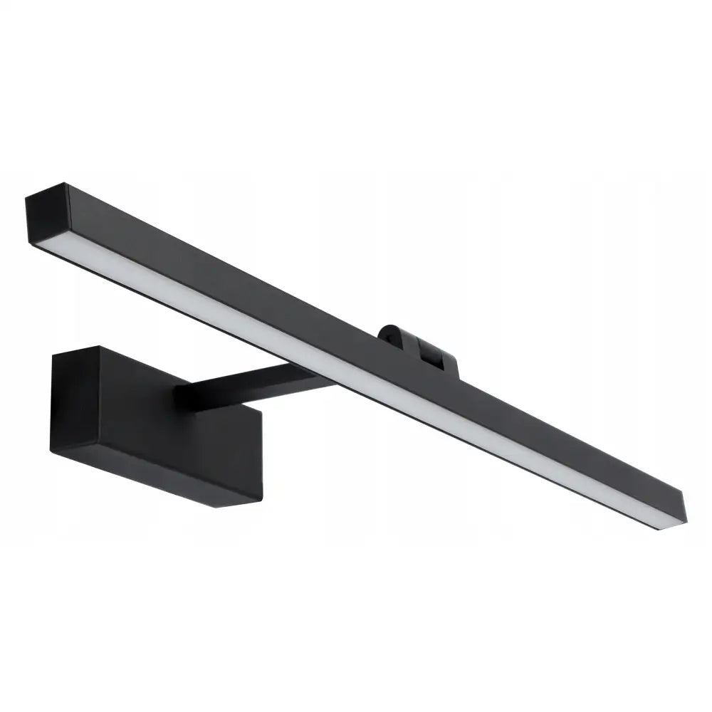 LED baderomsvinkellampe i svart metall med lang lyslist, sett fra skrå vinkel mot hvit bakgrunn.