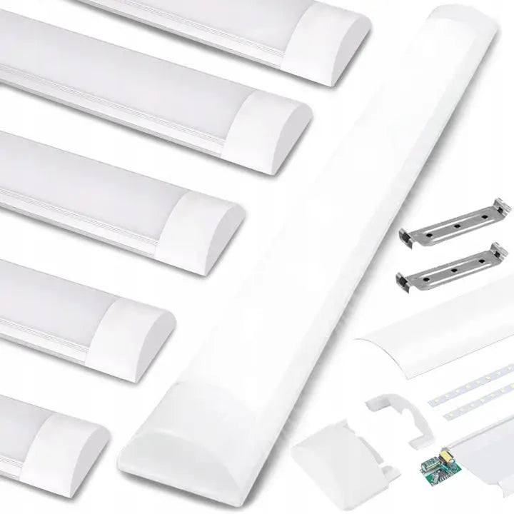 LED-lampe 120cm, hvit lyslist i plast med medfølgende monteringsbraketter og ekstra deler, sett fra skrått.