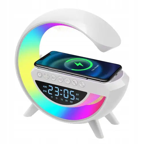 LED-lampe med Qi-lader og RGB-høyttaler, skrå forside som viser digital klokke og trådløs ladeplate.