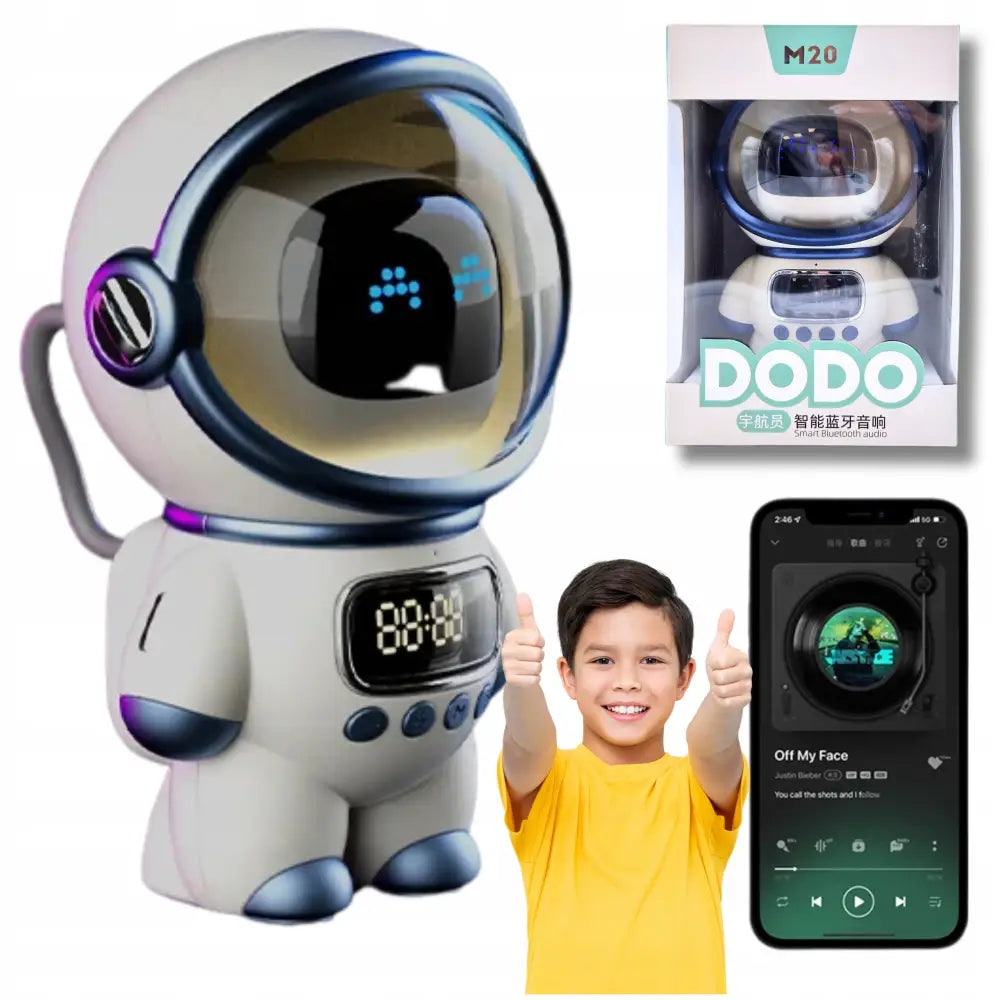 LED nattlampe formet som sølv astronaut med digitalt display, mobiltelefon og emballasje, smilende barn ved siden av.