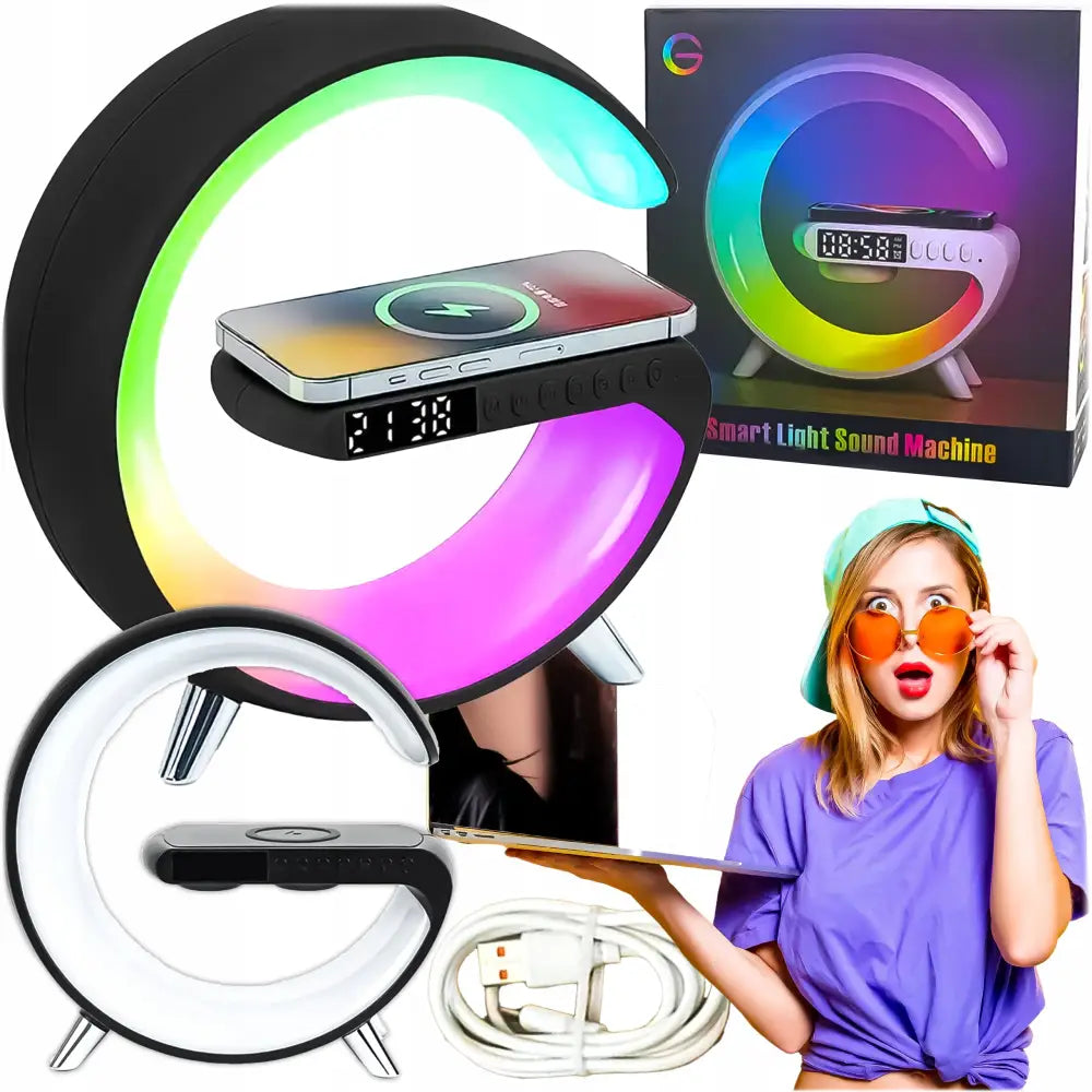 LED-nattlampe med RGB-lys, digital klokke, trådløs Qi-lading og høyttaler, vist med ladekabel og emballasje.
