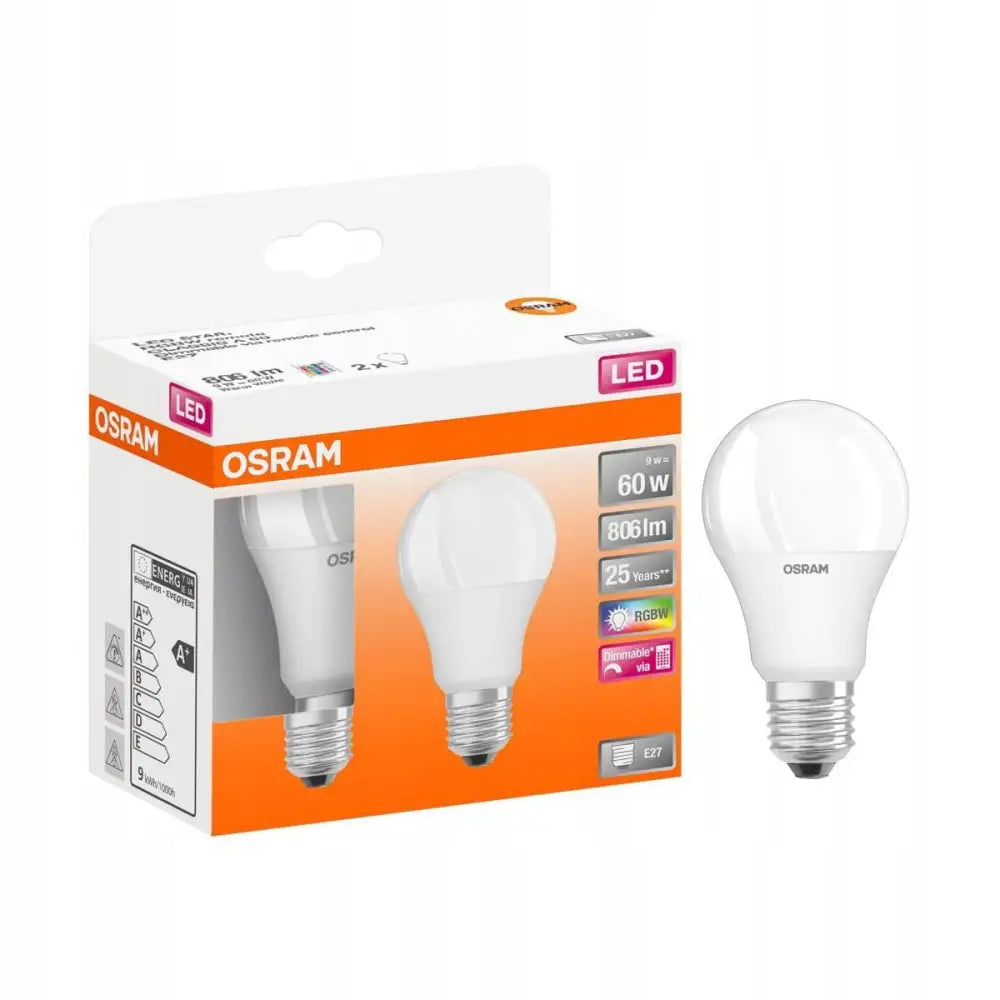 LED-pære E27 fra OSRAM, sidevisning med hvit pære, sølv sokkel og original emballasje med produktinfo.