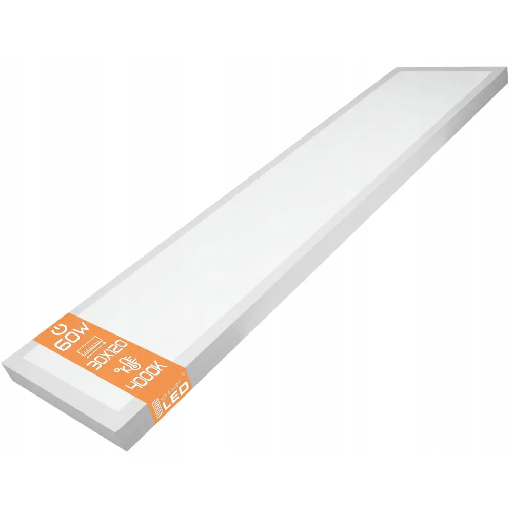 LED-panelplafon taklampe, hvit og avlang, skråvisning med synlig oransje spesifikasjonsetikett i hjørnet.