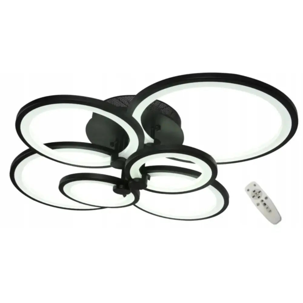 LED-plafondlampe med fem sorte ringformede lysrammer sett nedenfra, fjernkontroll synlig til høyre.