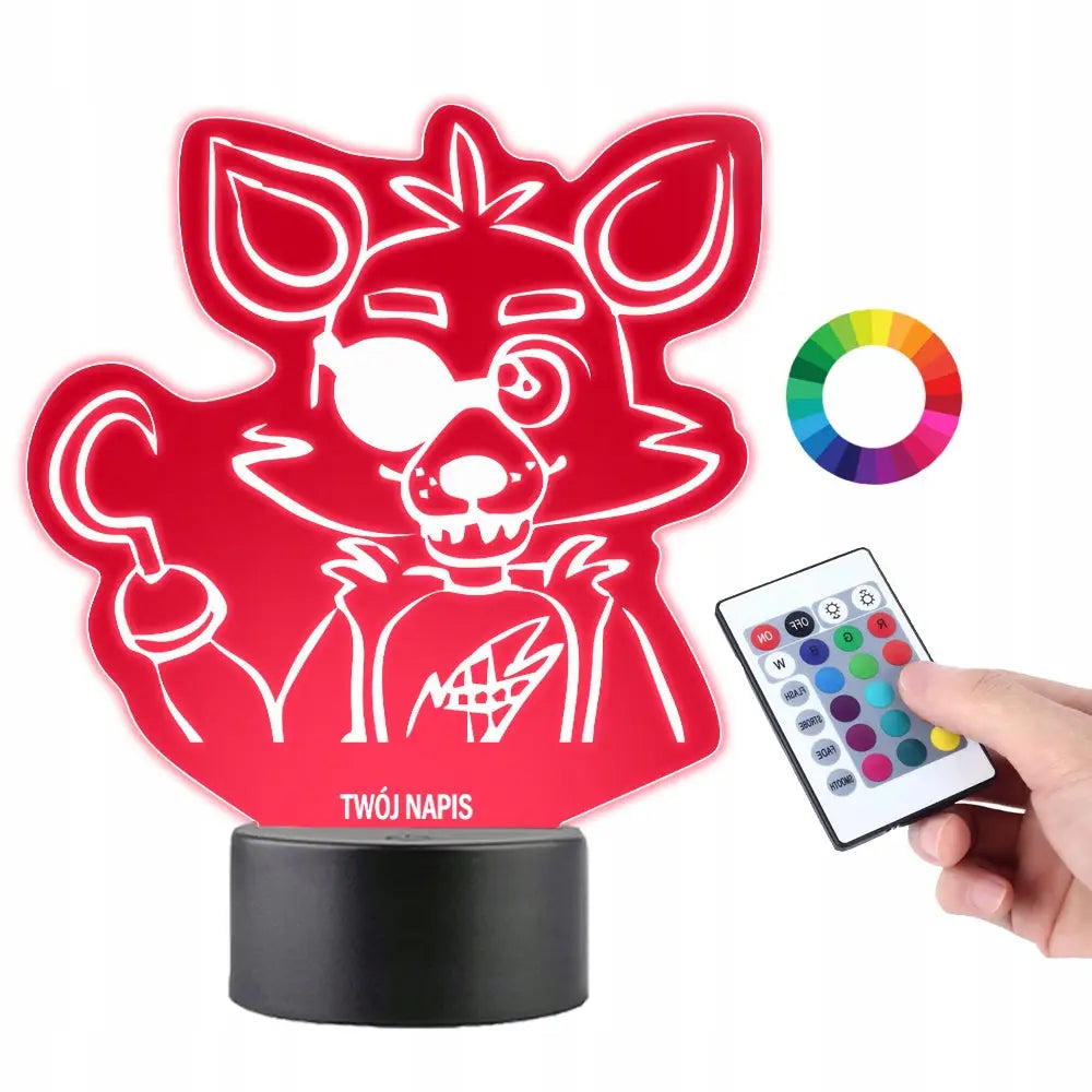 LED skrivebordslampe med rød Foxy Chibi-figur i akryl, krokhånd og lapp over øyet på sort rund base.