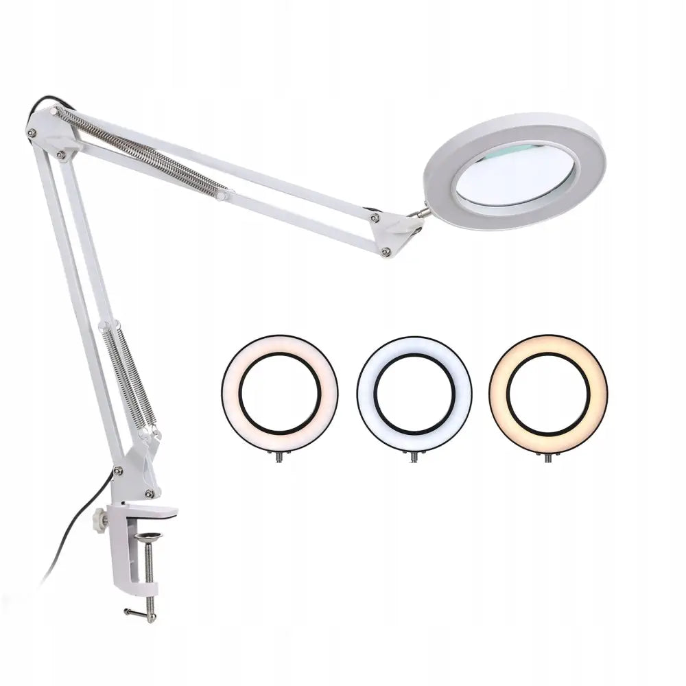 LED-skrivebordslampe med forstørrelsesglass, fleksibel arm og tre lysfarger, montert med bordklemme.