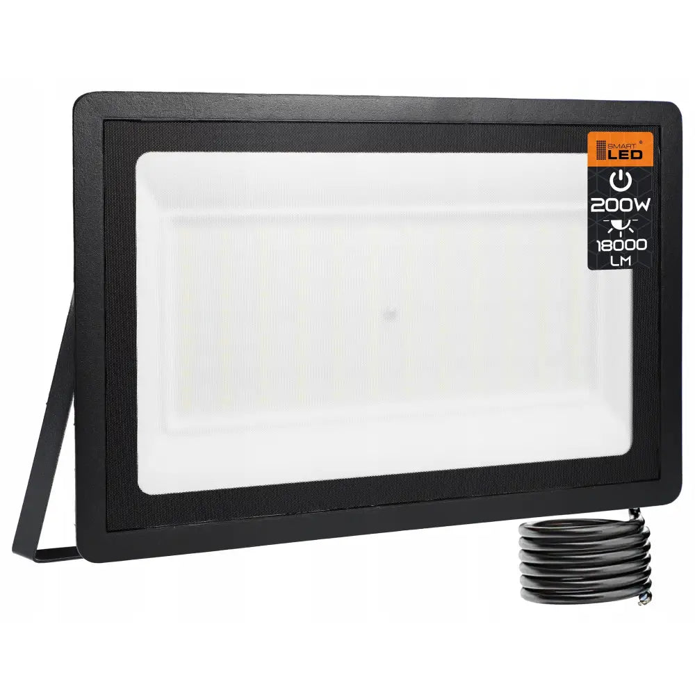 LED-strålkaster Slim 200W, skrå frontvisning med matt hvit front og spiralformet kabel til høyre.