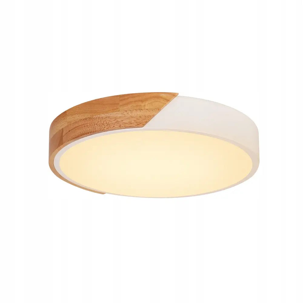 LED-taklampe i tre og hvit plast, sett skrått nedenfra med varmt lys og minimalistisk rund form.