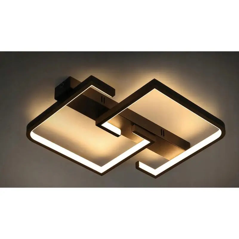 LED-taklampe i svart metall med to kvadratiske rammer, integrert varmt LED-lys, sett skrått nedenfra.