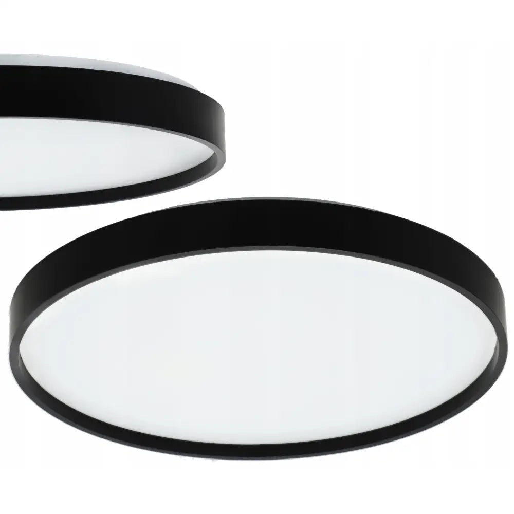 LED-taklampe med sensor, rund modell med sort ramme og matt hvit lysflate sett fra skrå vinkel.