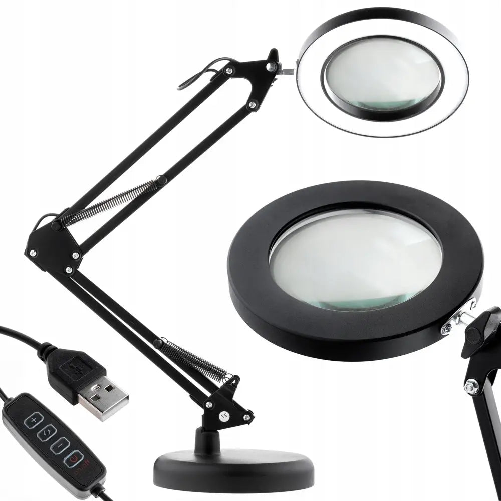 LED-tegnebordslampe med forstørrelsesglass, sideprofil som viser justerbar arm, rund fot og USB-kabel med kontrollpanel.