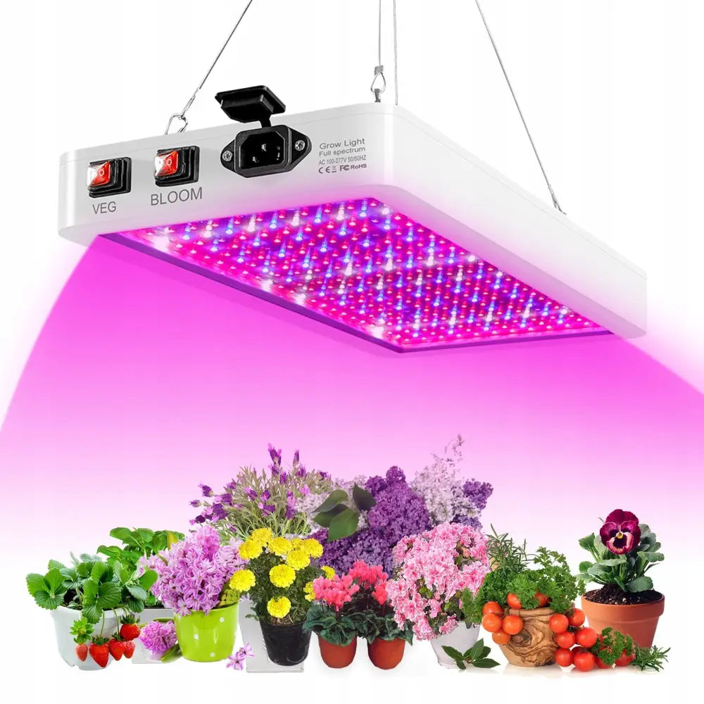LED-vekstlampe for plantedyrking, skrått sett nedenfra, lyser lilla og rosa over flere potteplanter.