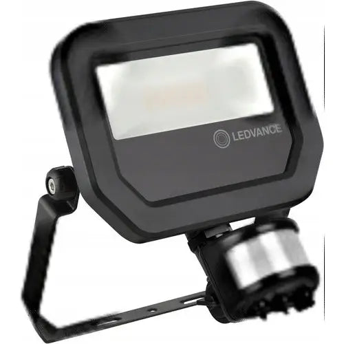 Ledvance flomlys LED, sort rektangulær lampe med justerbar brakett og sensor, sett skrått forfra.